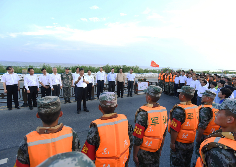 8月18日至21日，中共中央总书记、国家主席、中央军委主席习近平在安徽省考察。这是19日下午，习近平在合肥市肥东县十八联圩生态湿地蓄洪区巢湖大堤上，亲切看望慰问在防汛抗洪救灾斗争中牺牲同志的家属、防汛抗洪一线人员、先进典型代表和参加抗洪抢险的部队官兵。